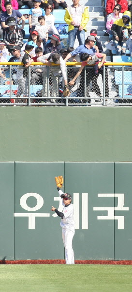 외야 팬스에 걸린 타구